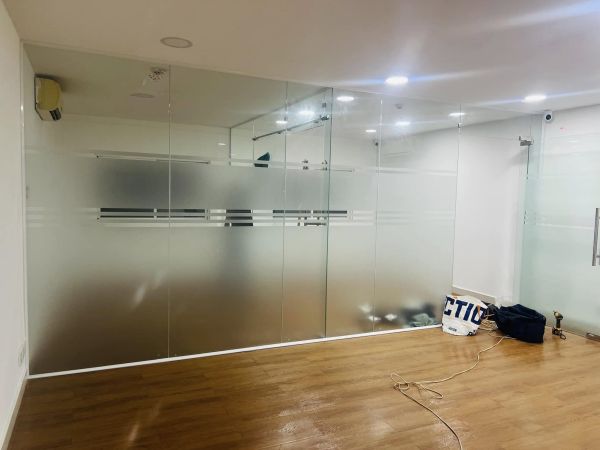 cửa kính cường lực văn phòng