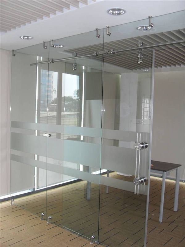 cửa kính cường lực mở quay