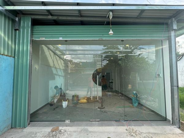 cửa kính cường lực mở quay