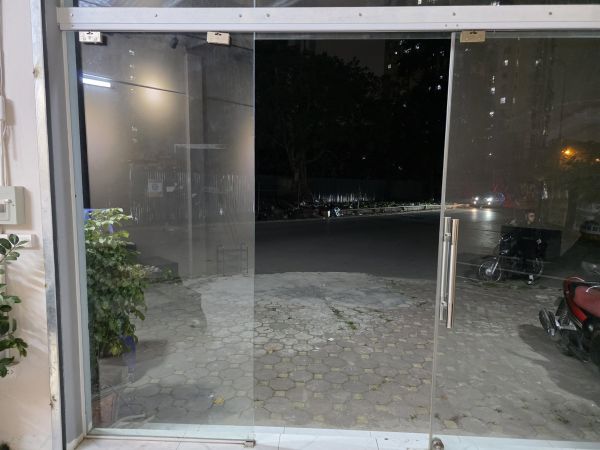 cửa kính cường lực mở quay