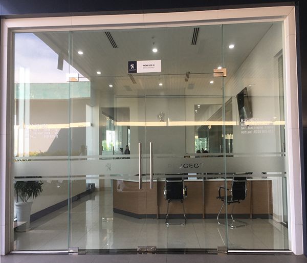 cửa kính cường lực mở quay