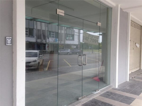 cửa kính cường lực mở quay