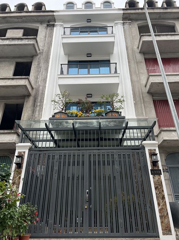 cửa sắt ngoài trời nhà phố