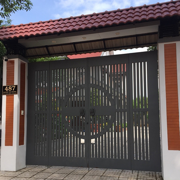 cửa sắt ngoài trời 