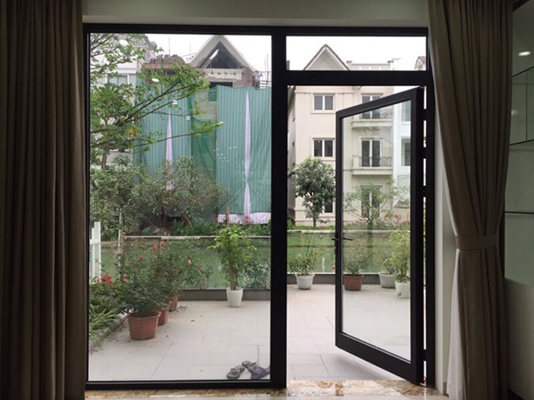 cửa nhôm kính mở quay