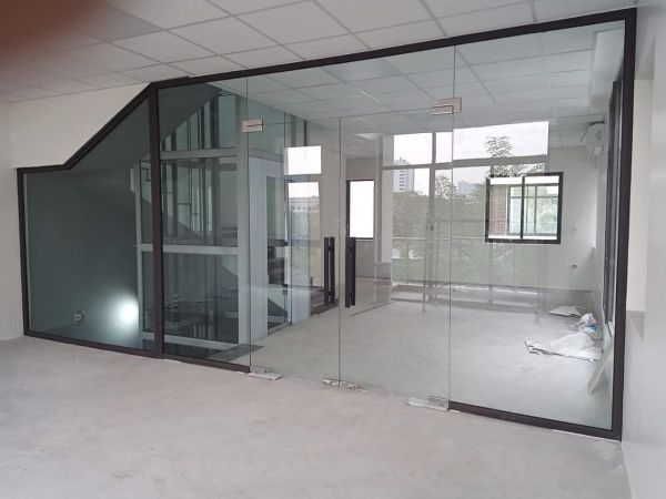 vách kính cường lực nhà ở