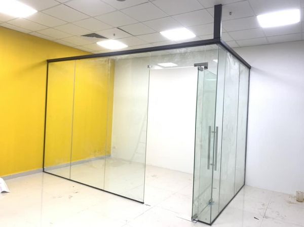 vách kính cường lực có cửa
