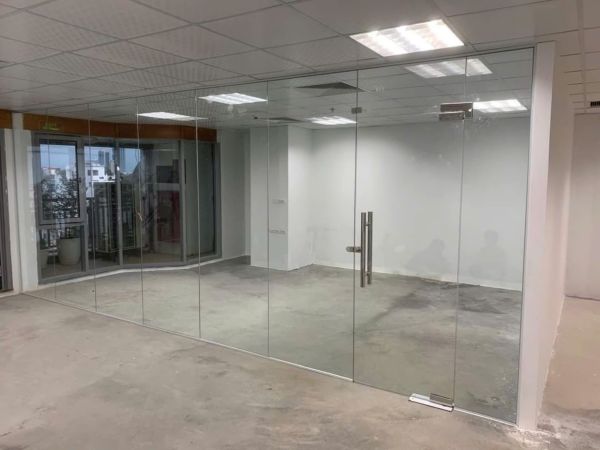vách kính cường lực không khung có cửa