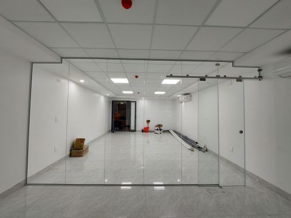 vách kính cường lực cửa lùa