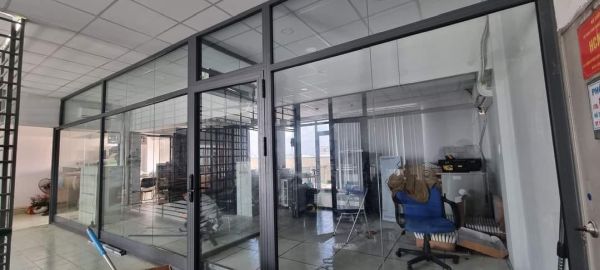 vách kính cường lực có khung