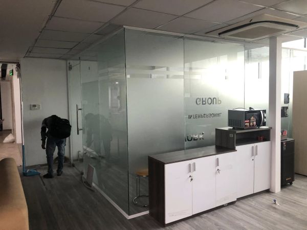 vách kính cường lực không khung
