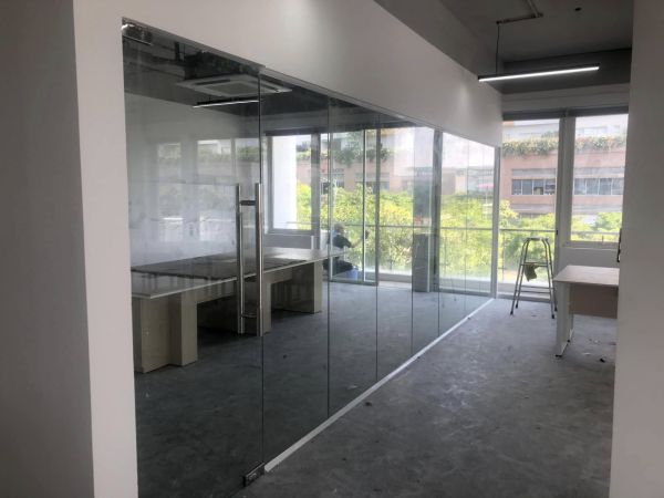 vách kính cường lực văn phòng