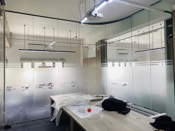 vách kính cường lực văn phòng