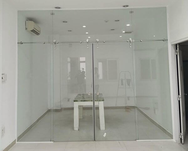 vách kính cường lực