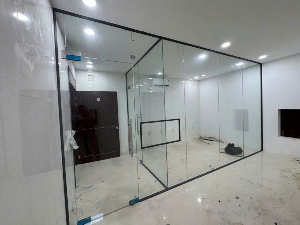 vách kính cường lực