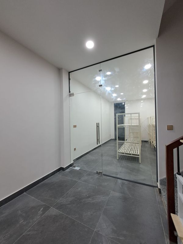vách kính cường lực văn phòng