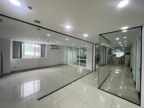 vách kính cường lực văn phòng