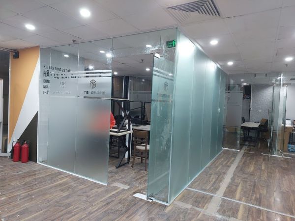 vách kính cường lực ngăn phòng có cửa