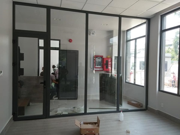 vách kính cường lực nhà ở