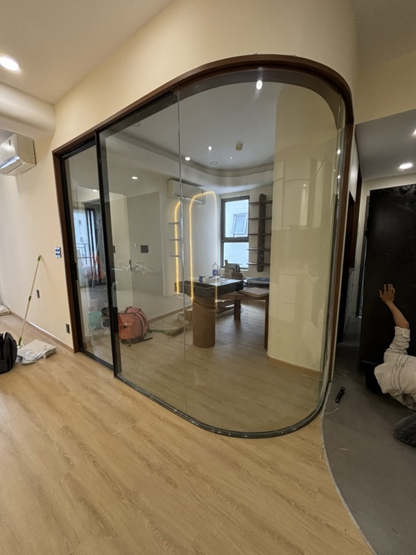 vách ngăn kính cường lực cong