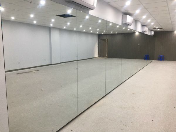 vách ngăn kính cường lực không khung
