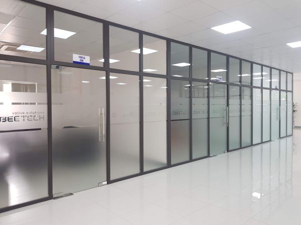 vách kính cường lực ngăn phòng