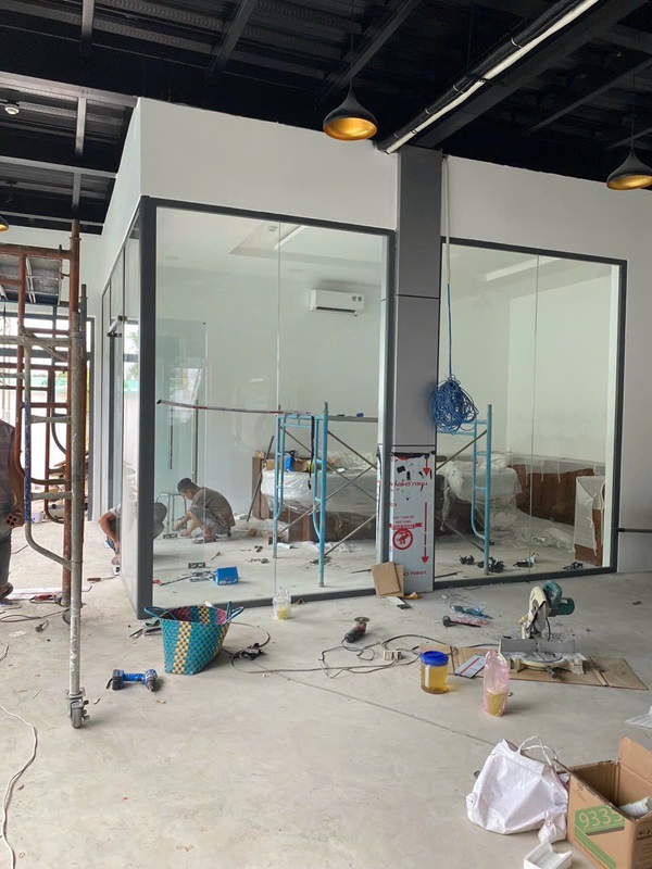 vách kính cường lực ngăn phòng