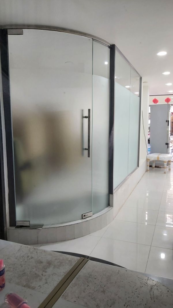 vách kính cường lực