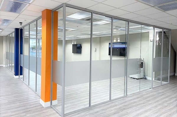 vách kính cường lực văn phòng