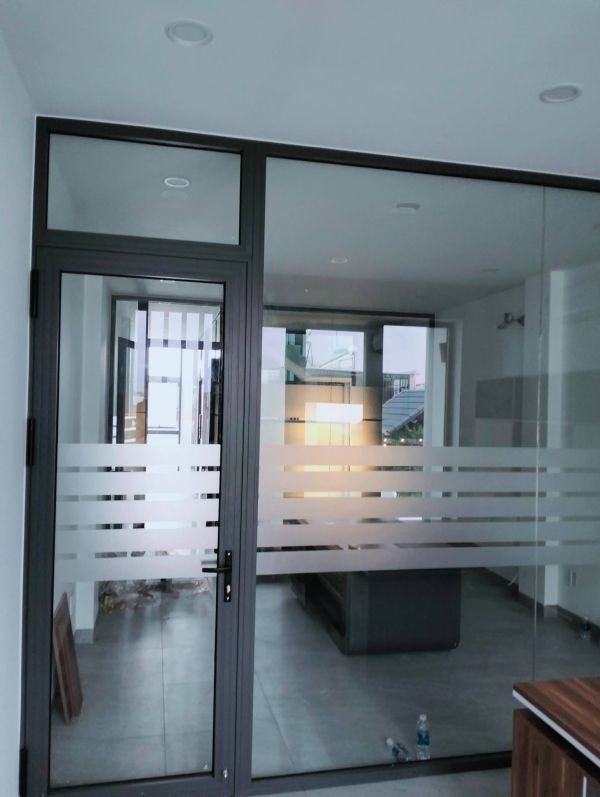 làm vách ngăn nhôm kính tại cần giờ
