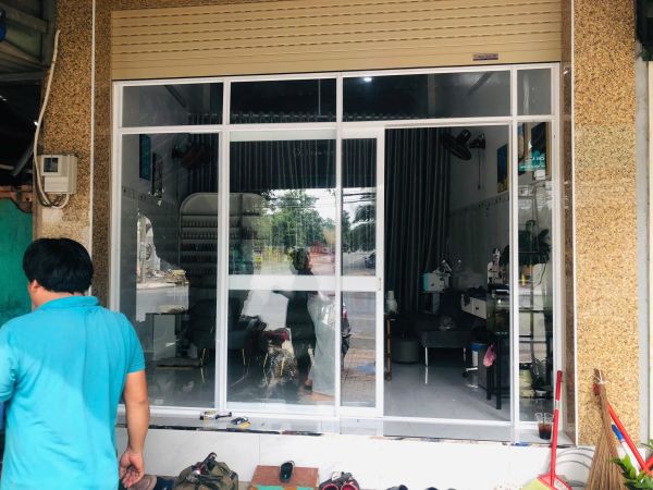 vách ngăn nhôm kính nhà phố