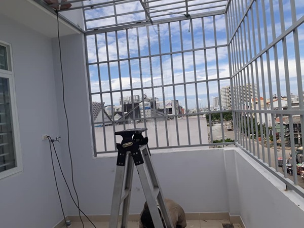 khung sắt bảo vệ sân thượng