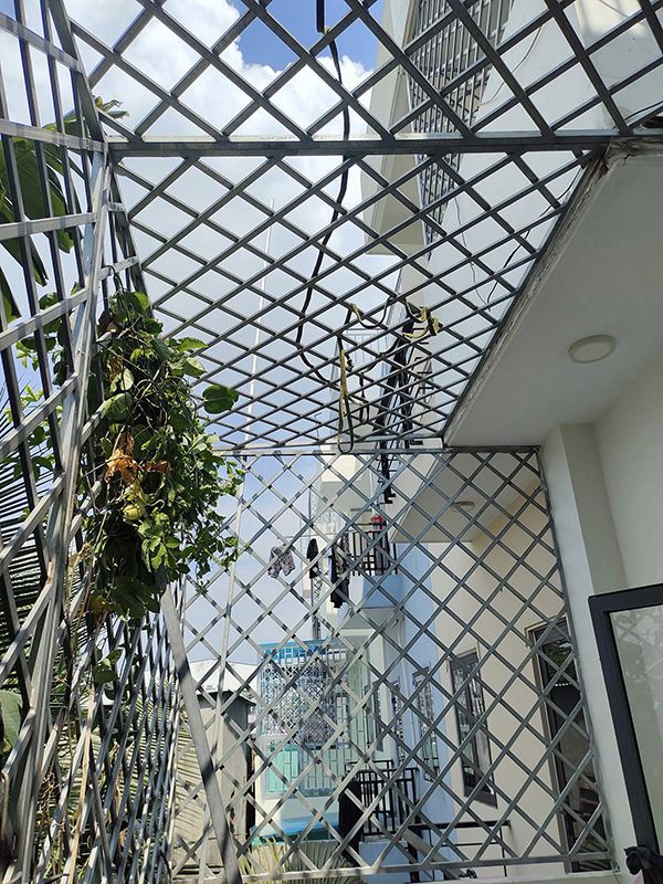 khung sắt bảo vệ trước nhà