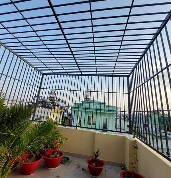 khung sắt bảo vệ sân thượng