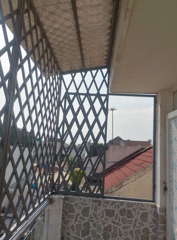khung sắt bảo vệ ban công