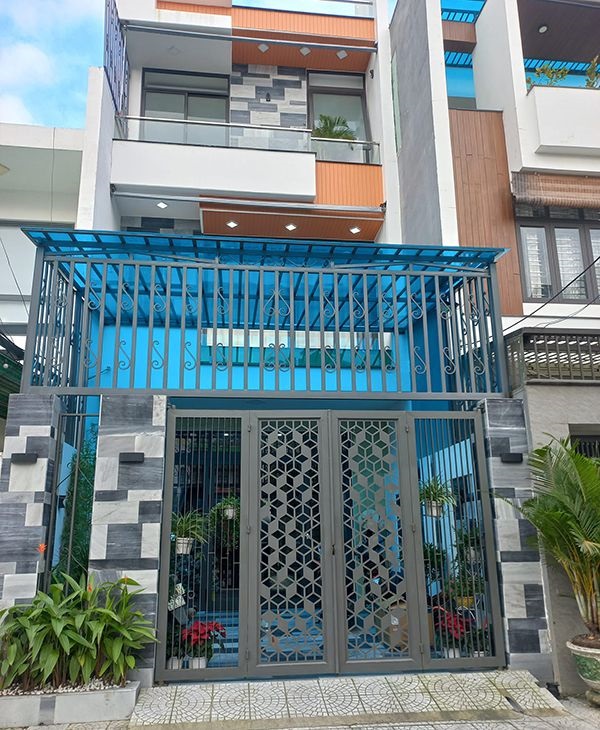 khung sắt bảo vệ sân trước nhà