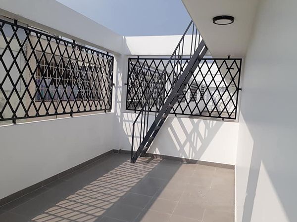 khung sắt bảo vệ