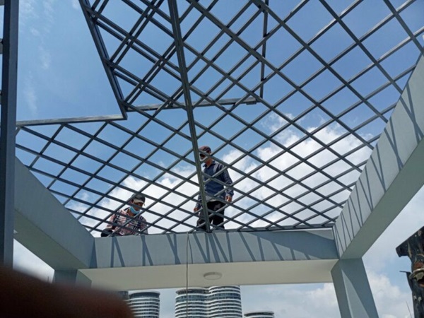 khung sắt bảo vệ sân thượng