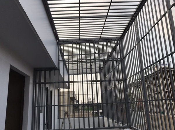khung sắt bảo vệ