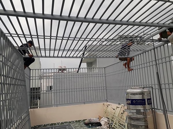 khung sắt bảo vệ sân thượng