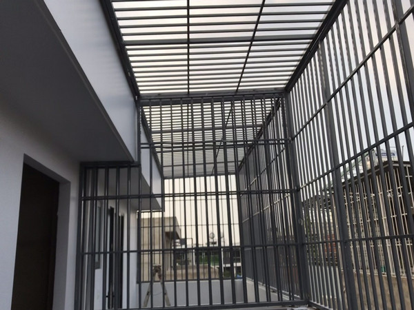 khung sắt bảo vệ ban công, sân thượng