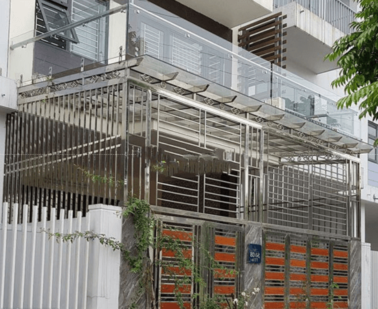 khung sắt bảo vệ sân trước nhà