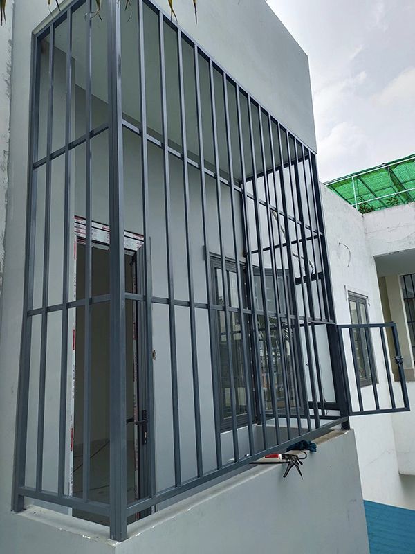 khung sắt bảo vệ