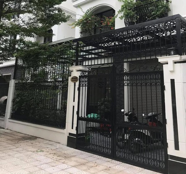 khung sắt bảo vệ sân trước nhà