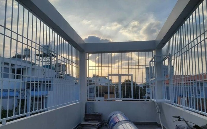 khung sắt bảo vệ sân thượng